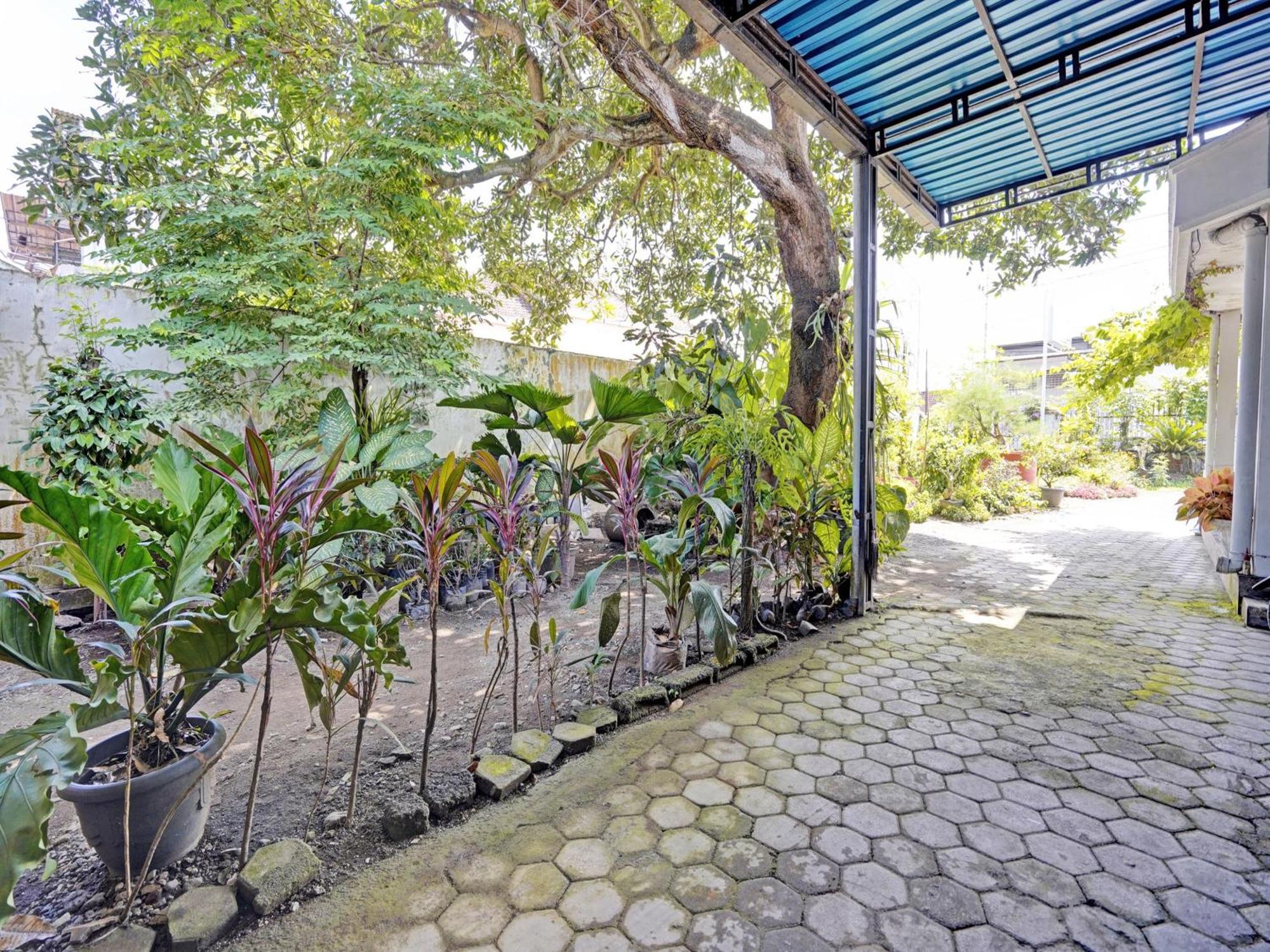 Oyo Life 92937 Kost Putri Sarkara Syariah Hotel Banyuwangi  Exterior foto