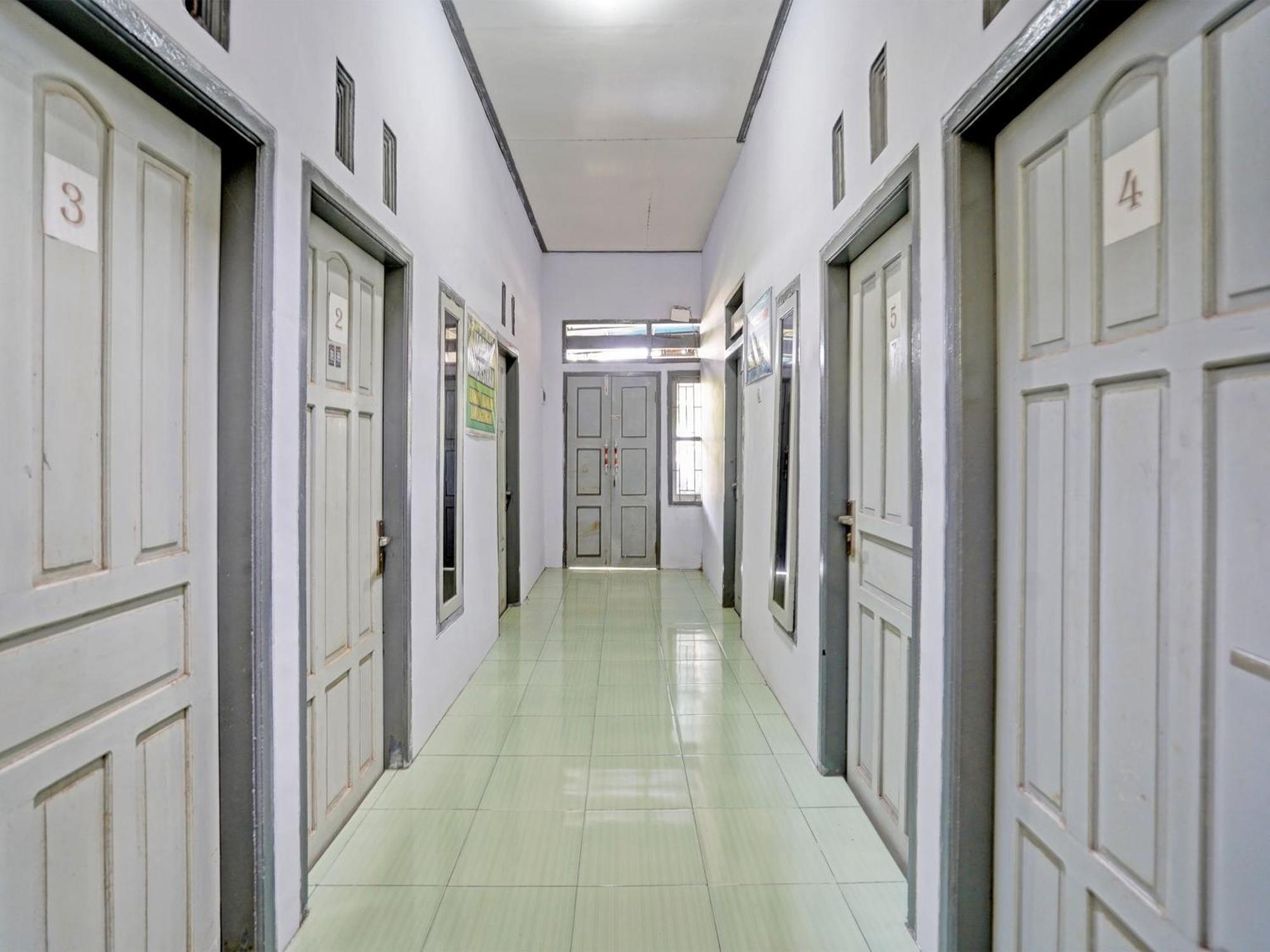 Oyo Life 92937 Kost Putri Sarkara Syariah Hotel Banyuwangi  Exterior foto