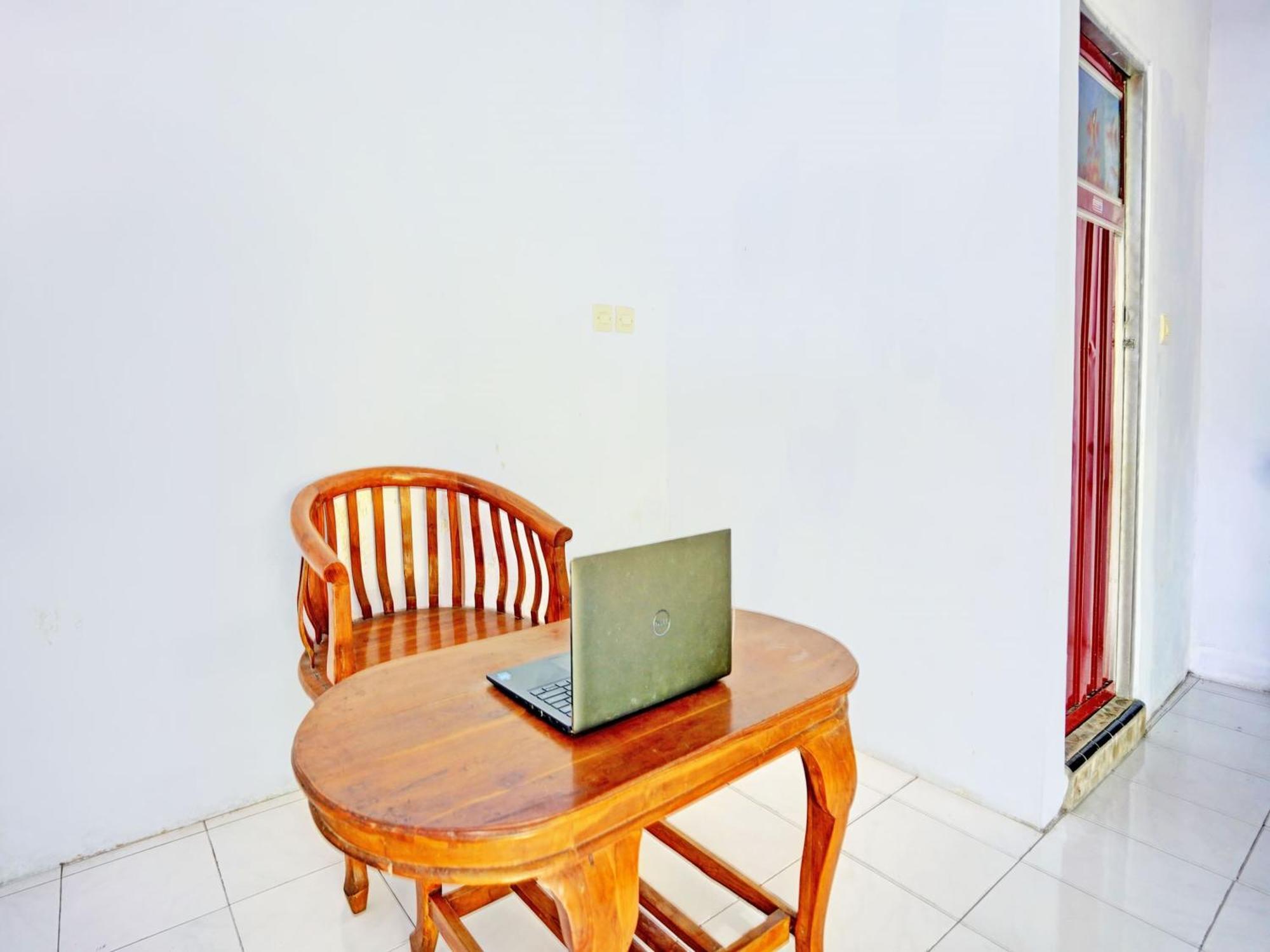 Oyo Life 92937 Kost Putri Sarkara Syariah Hotel Banyuwangi  Exterior foto