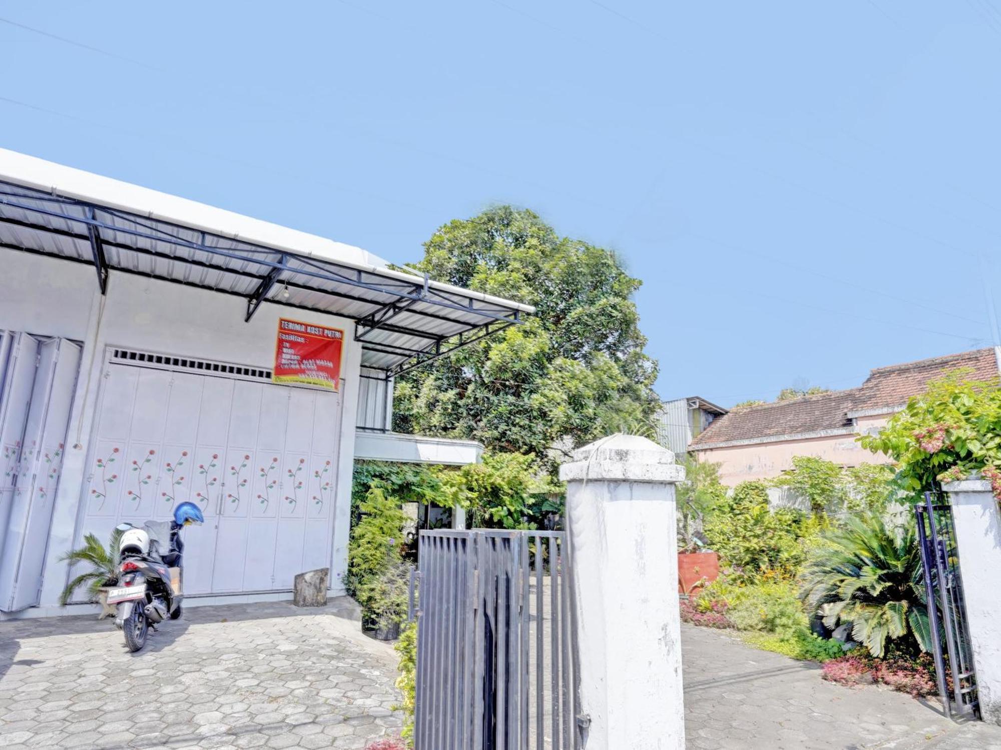 Oyo Life 92937 Kost Putri Sarkara Syariah Hotel Banyuwangi  Exterior foto