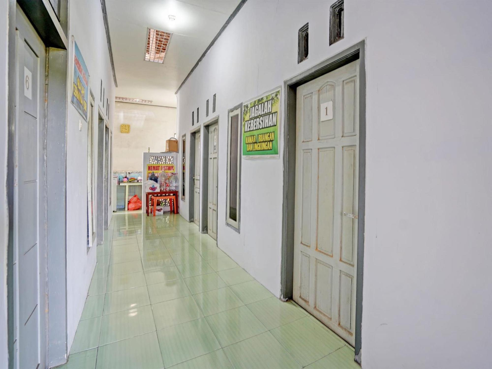 Oyo Life 92937 Kost Putri Sarkara Syariah Hotel Banyuwangi  Exterior foto