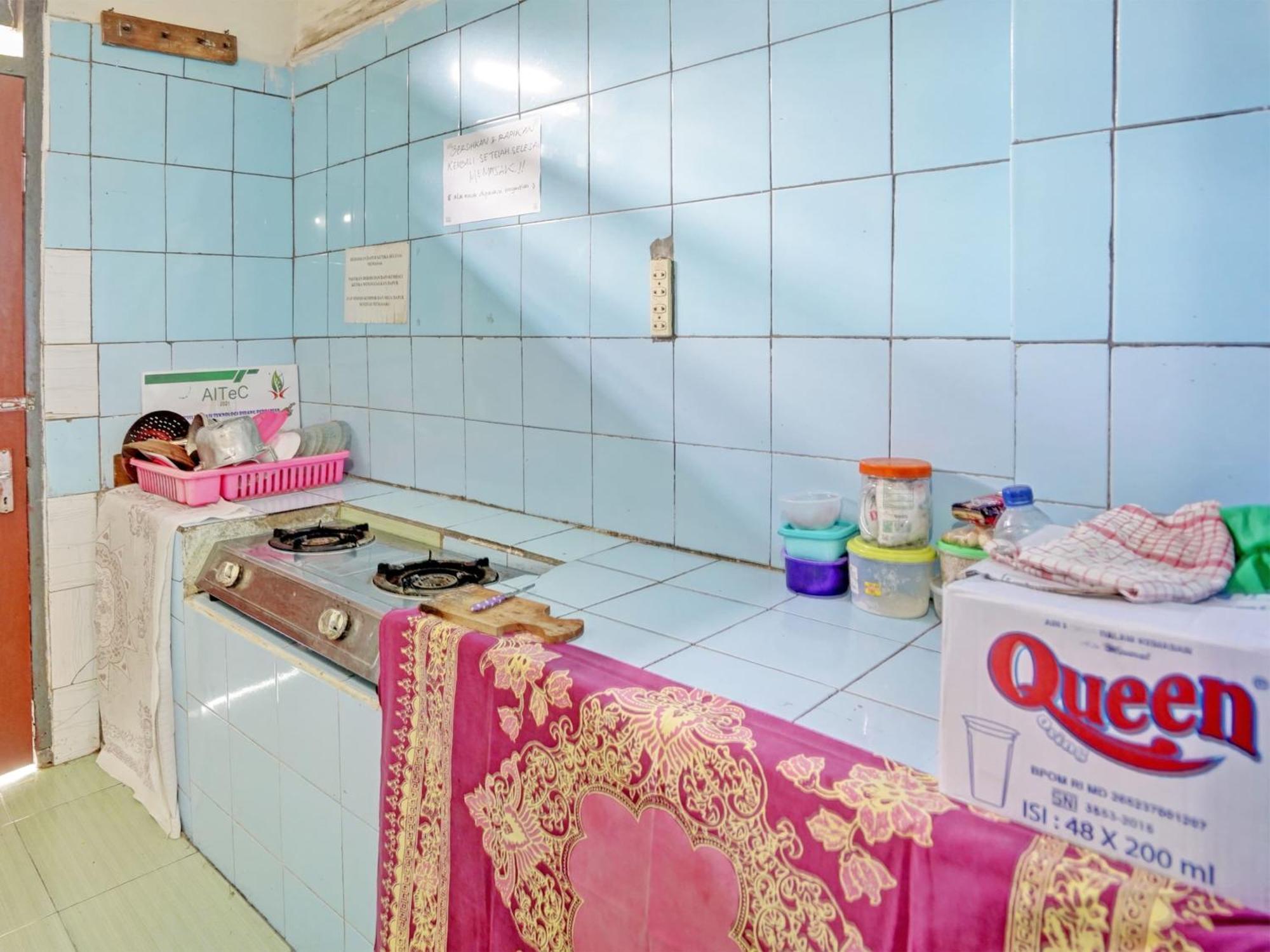Oyo Life 92937 Kost Putri Sarkara Syariah Hotel Banyuwangi  Exterior foto