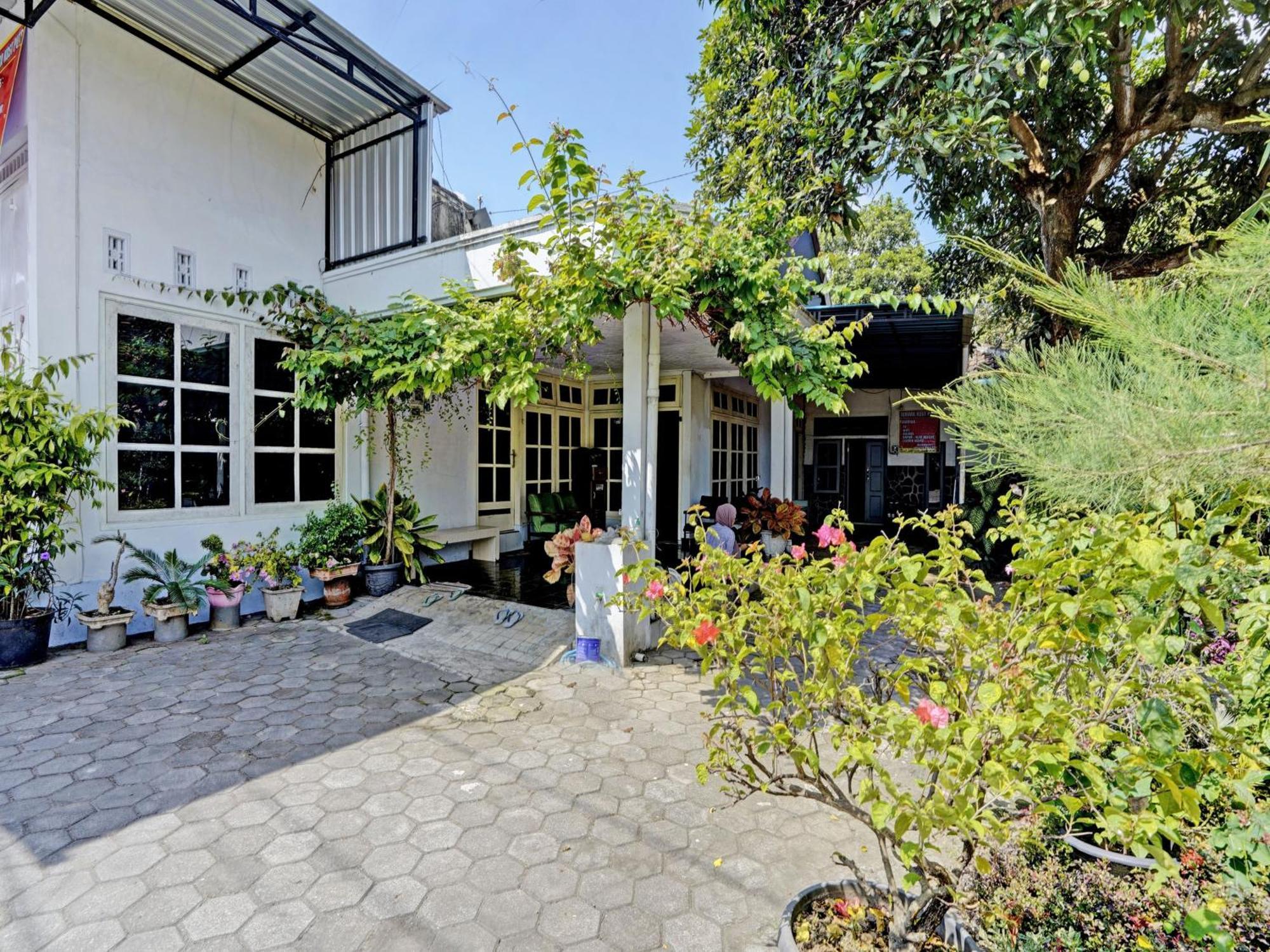 Oyo Life 92937 Kost Putri Sarkara Syariah Hotel Banyuwangi  Exterior foto