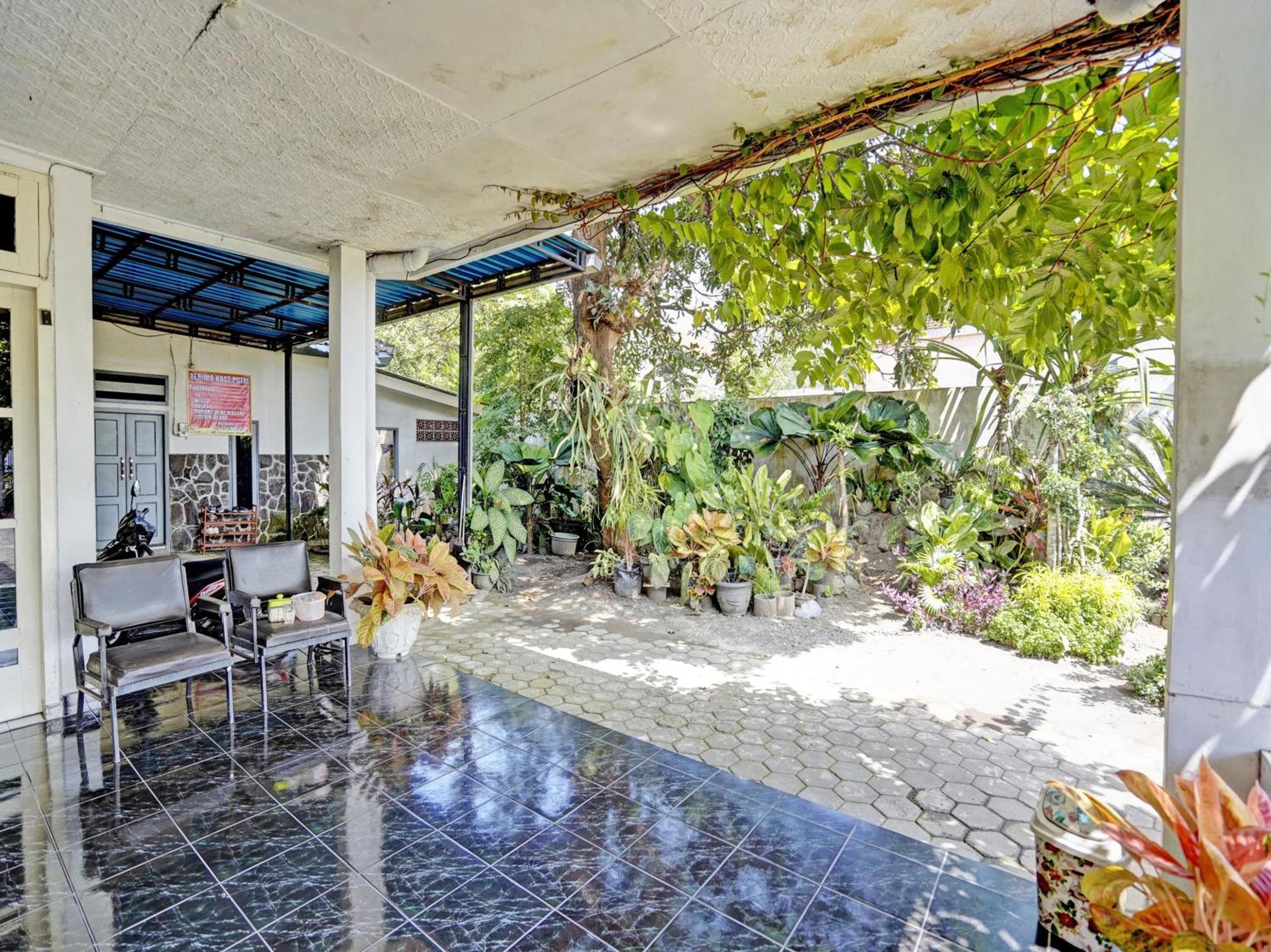 Oyo Life 92937 Kost Putri Sarkara Syariah Hotel Banyuwangi  Exterior foto